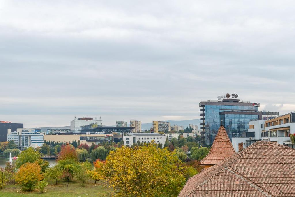 Blick auf eine Stadt mit Bäumen und Gebäuden in der Unterkunft SarmiHouse in Cluj-Napoca