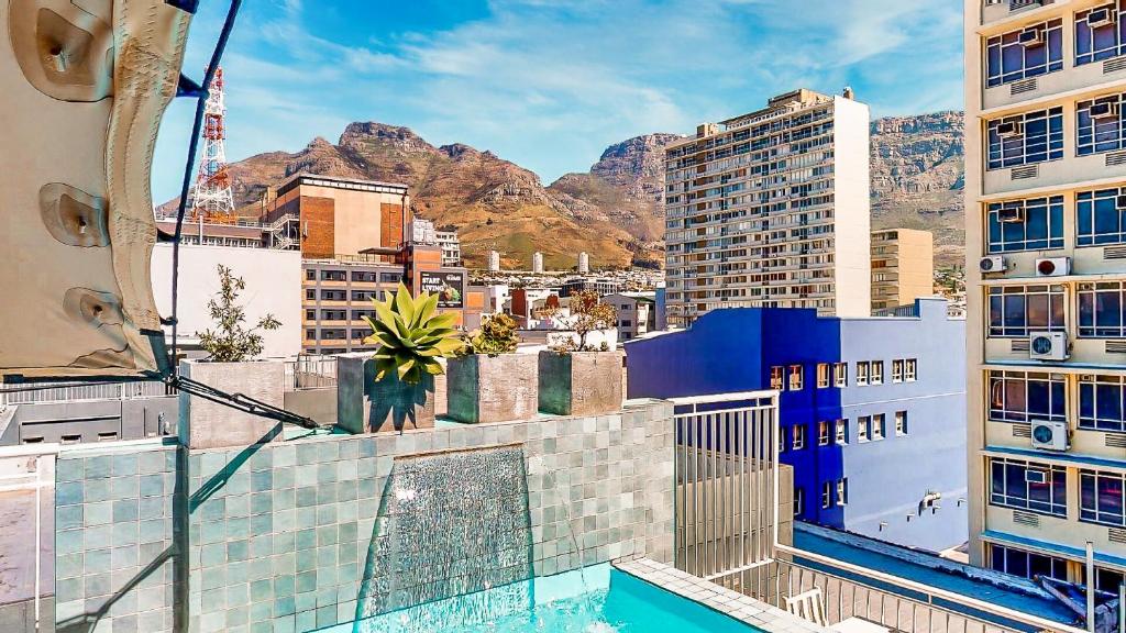 Aussicht vom Dach eines Gebäudes mit Bergen im Hintergrund in der Unterkunft Urban Oasis Aparthotel in Kapstadt