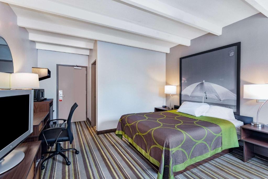 Postel nebo postele na pokoji v ubytování Super 8 by Wyndham Melbourne