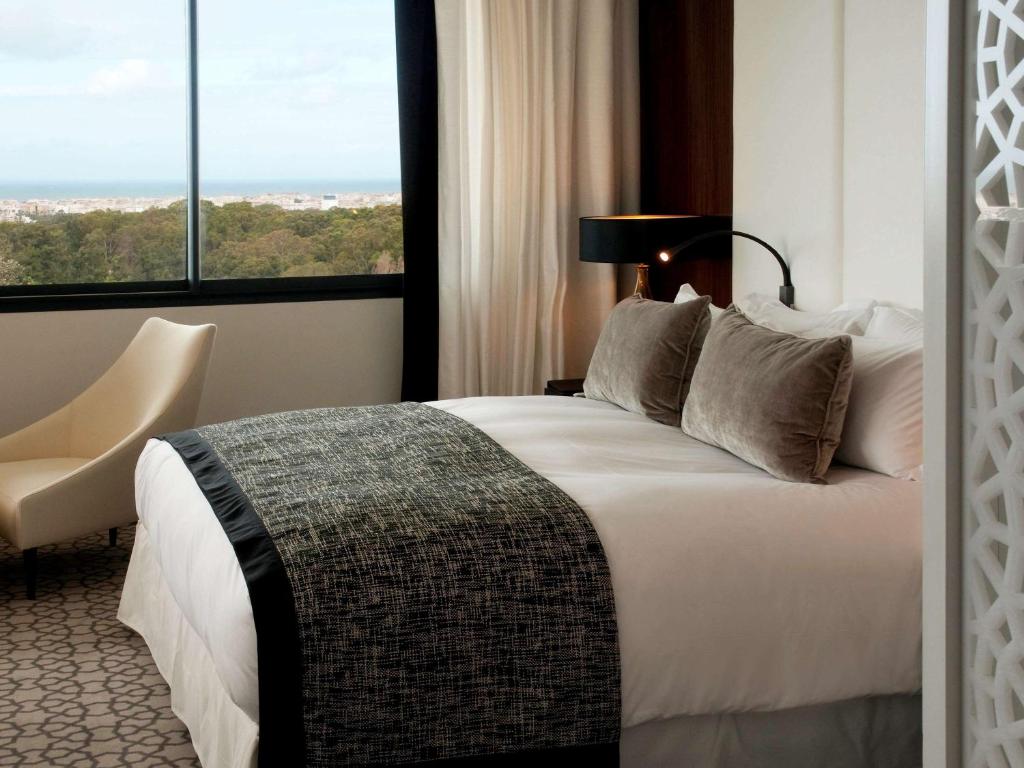 Postel nebo postele na pokoji v ubytování Sofitel Rabat Jardin Des Roses