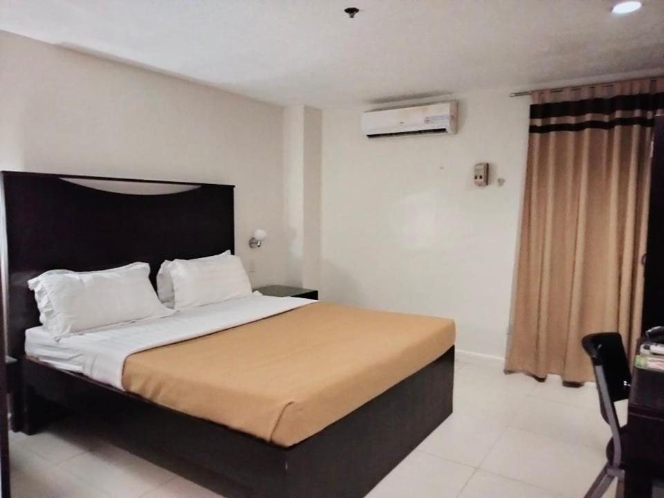 Postel nebo postele na pokoji v ubytování Annex Hotel Tavern