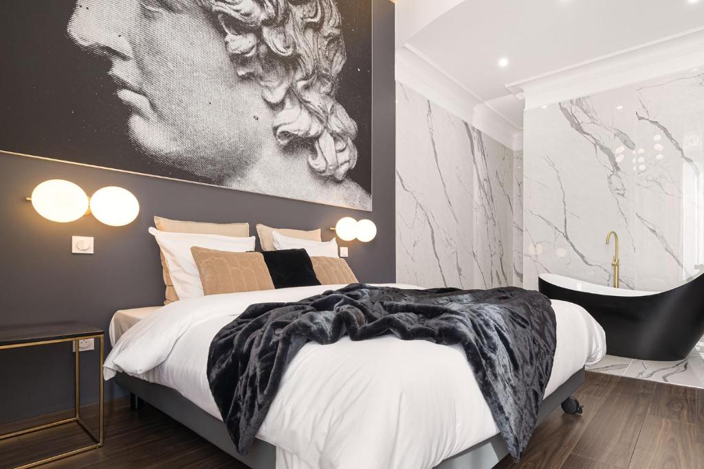 Postel nebo postele na pokoji v ubytování Legend Majestic - Baignoire chaussure - TV Miroir - Parking Privé GRATUIT