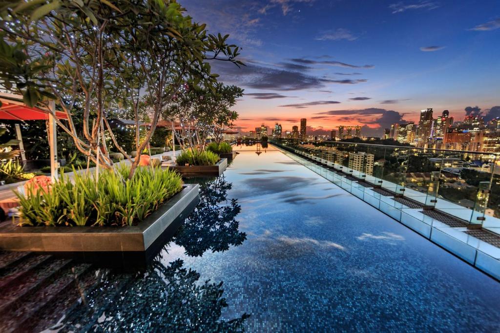 Blick auf einen Fluss mit einer Stadt im Hintergrund in der Unterkunft JEN Singapore Orchardgateway by Shangri-La in Singapur