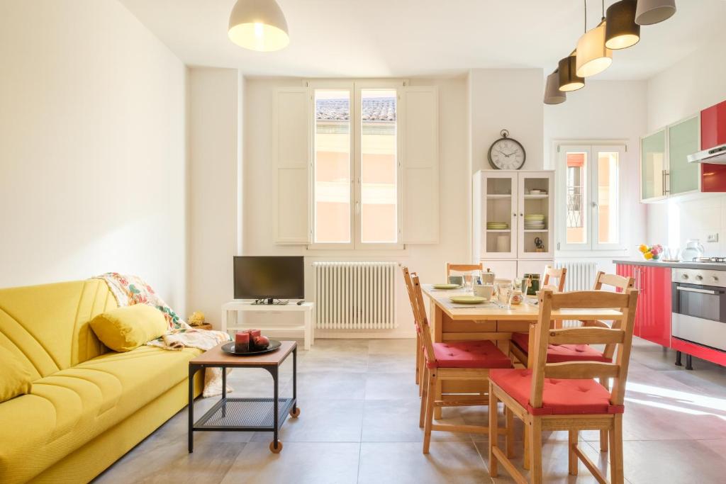 - un salon avec un canapé jaune et une table dans l'établissement Residence del Professore by Studio Vita, à Bologne