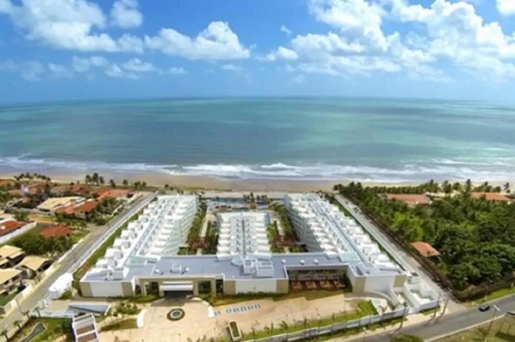 an aerial view of a resort with the ocean in the background at Resort In Mare Bali - Apto lado da sombra in Parnamirim
