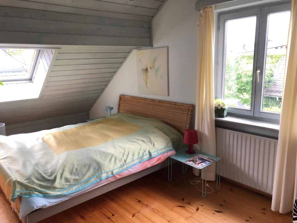 Postel nebo postele na pokoji v ubytování Haus mit Sauna und privatem Badeteich in Anif bei Salzburg