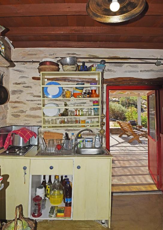 Kuchyň nebo kuchyňský kout v ubytování Traditional stone house 1bedroom, sea view, Syros