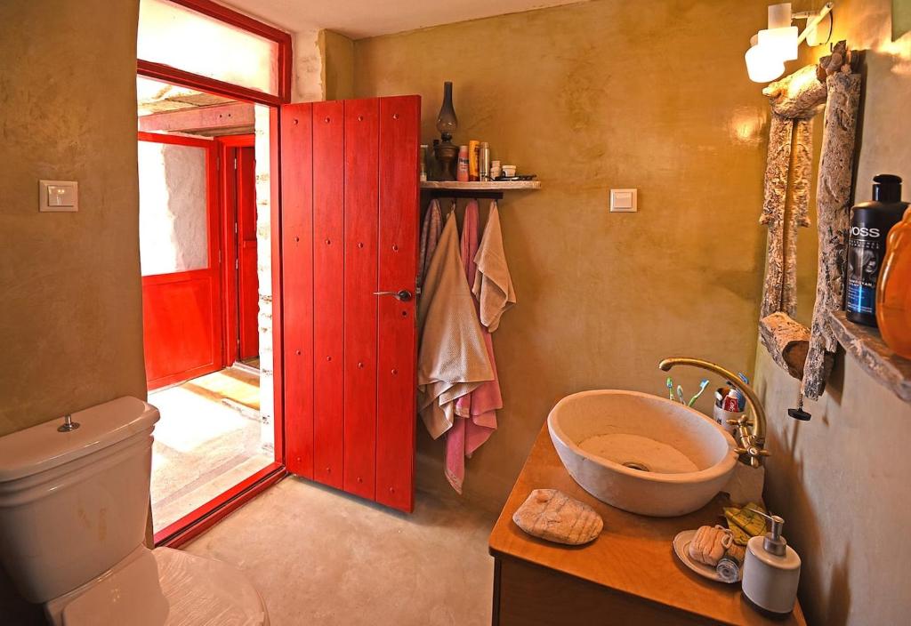Koupelna v ubytování Traditional stone house 1bedroom, sea view, Syros