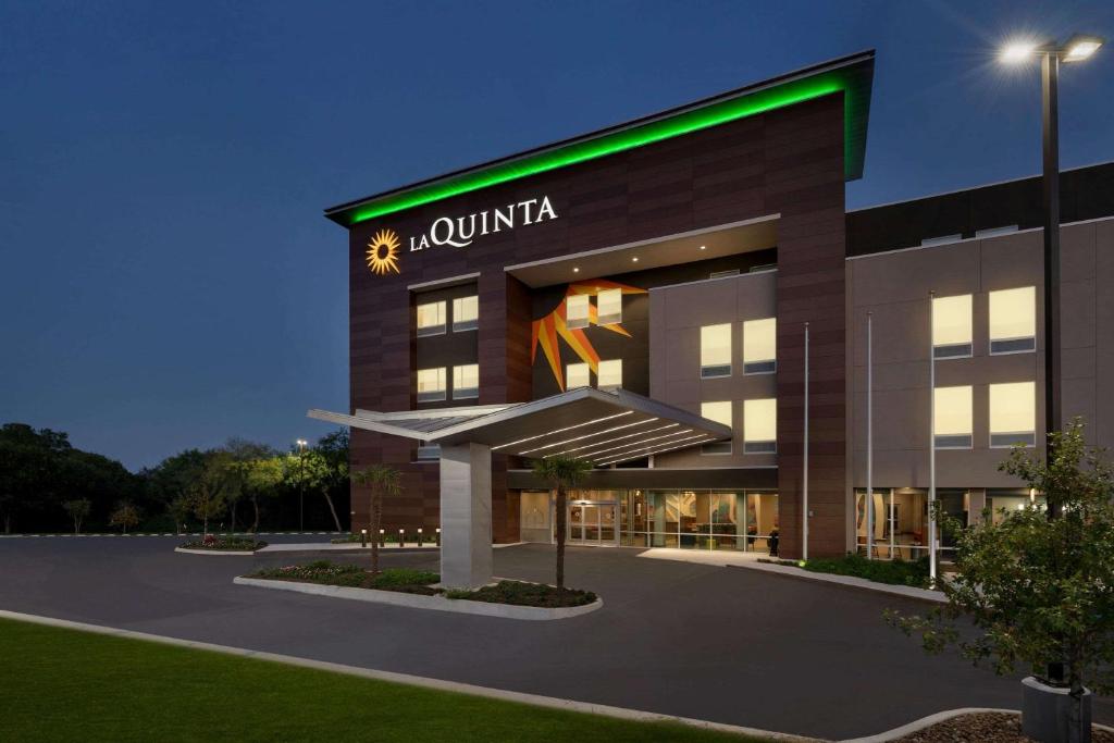 La Quinta Inn & Suites by Wyndham San Antonio Seaworld LAFB photo