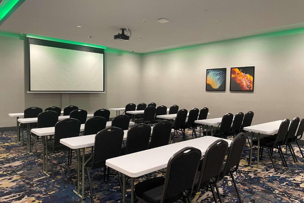 La Quinta Inn & Suites by Wyndham San Antonio Seaworld LAFB photo