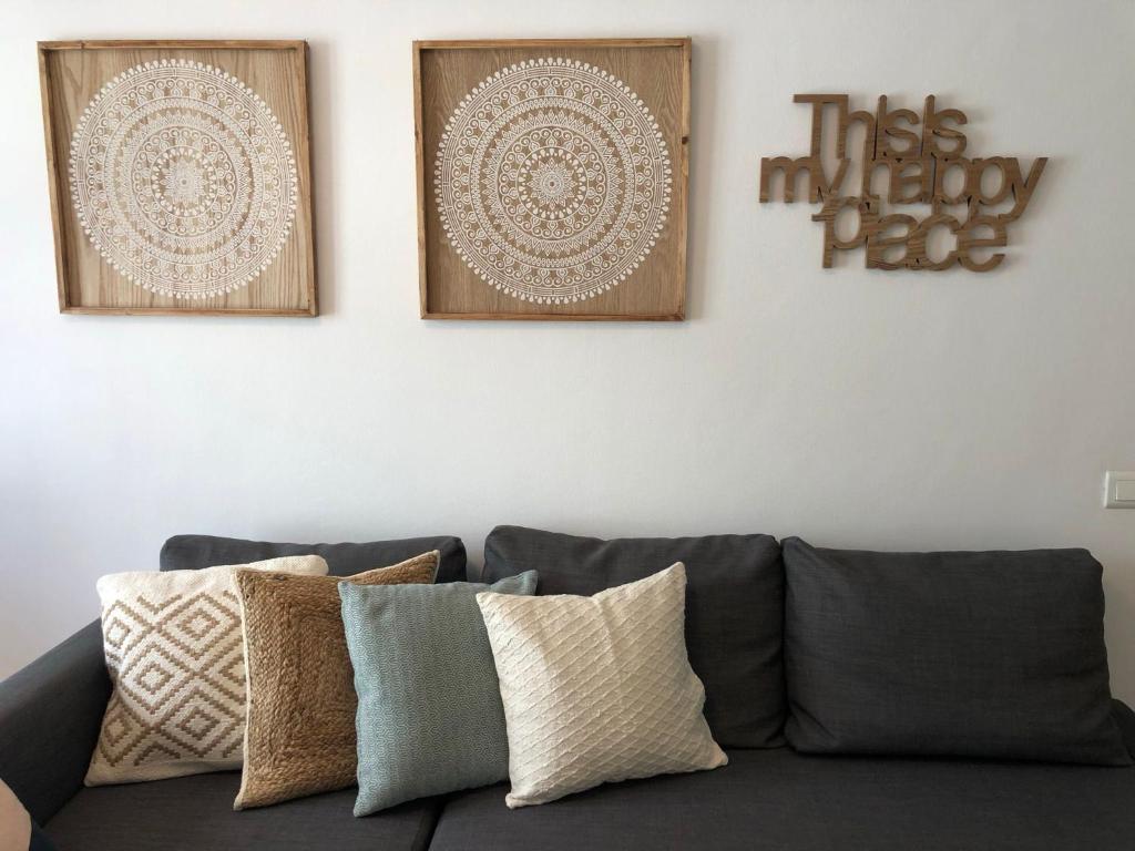tres fotos en la pared sobre un sofá en Beautiful apartment in Salinetas Beach, en Salinetas