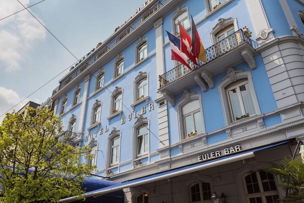 un edificio azul con las palabras barra completa en Hotel Euler Basel, en Basilea