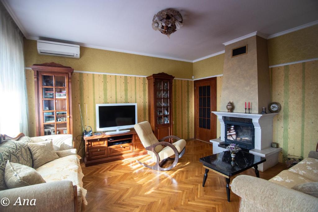 un soggiorno con divano e camino di The Pearl Apartment Varna a Varna