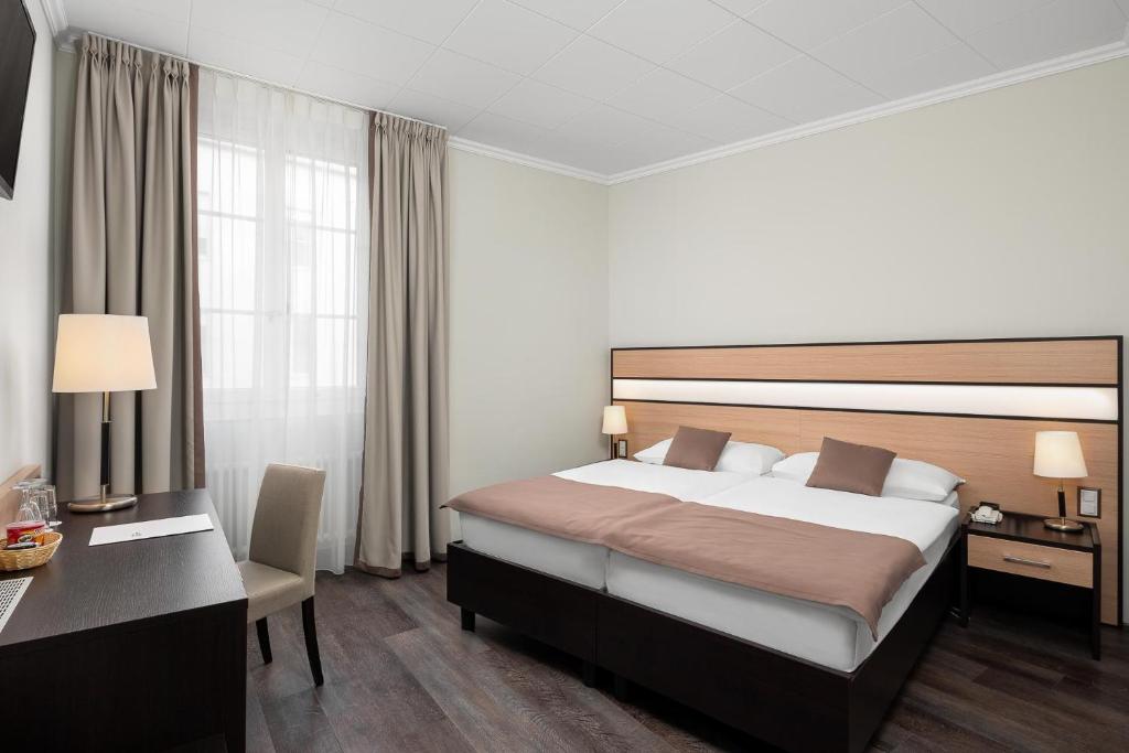Postel nebo postele na pokoji v ubytování Hôtel des Alpes