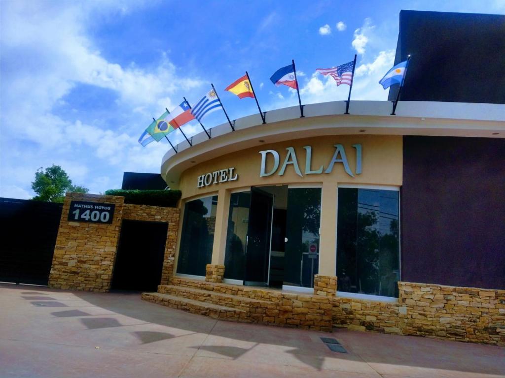 un restaurant avec drapeaux au-dessus d'un bâtiment dans l'établissement Hotel Dalai, à Mendoza