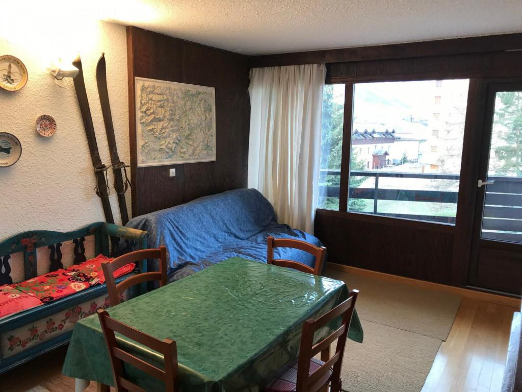 モンジェネヴルにあるAppartement Montgenèvre, 3 pièces, 6 personnes - FR-1-445-91のテーブル、ベッド、テーブル、椅子が備わる客室です。