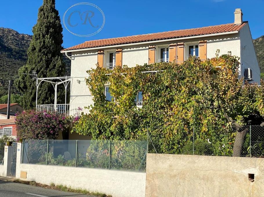 una casa con una valla delante de ella en APPARTEMENT DUPLEX - 100M DE LA PLAGE DE ST CLAIR, en Le Lavandou