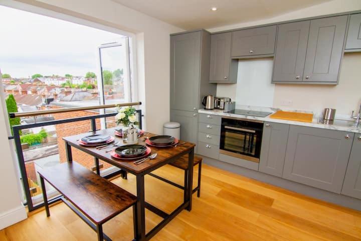 cocina con mesa y ventana grande en City View Apartment en Salisbury