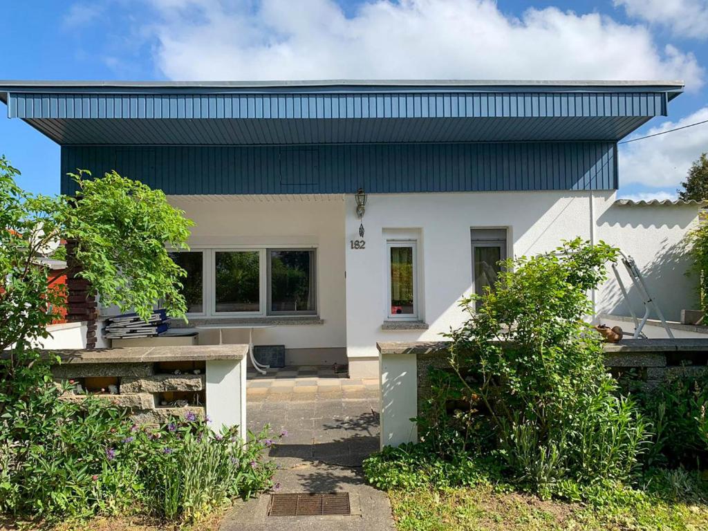 a white house with a green roof at Ferienbungalow 182 in Stahlbrode