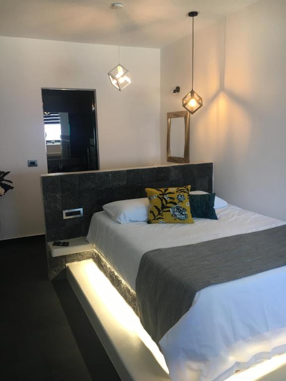A bed or beds in a room at Caldera's Majesty