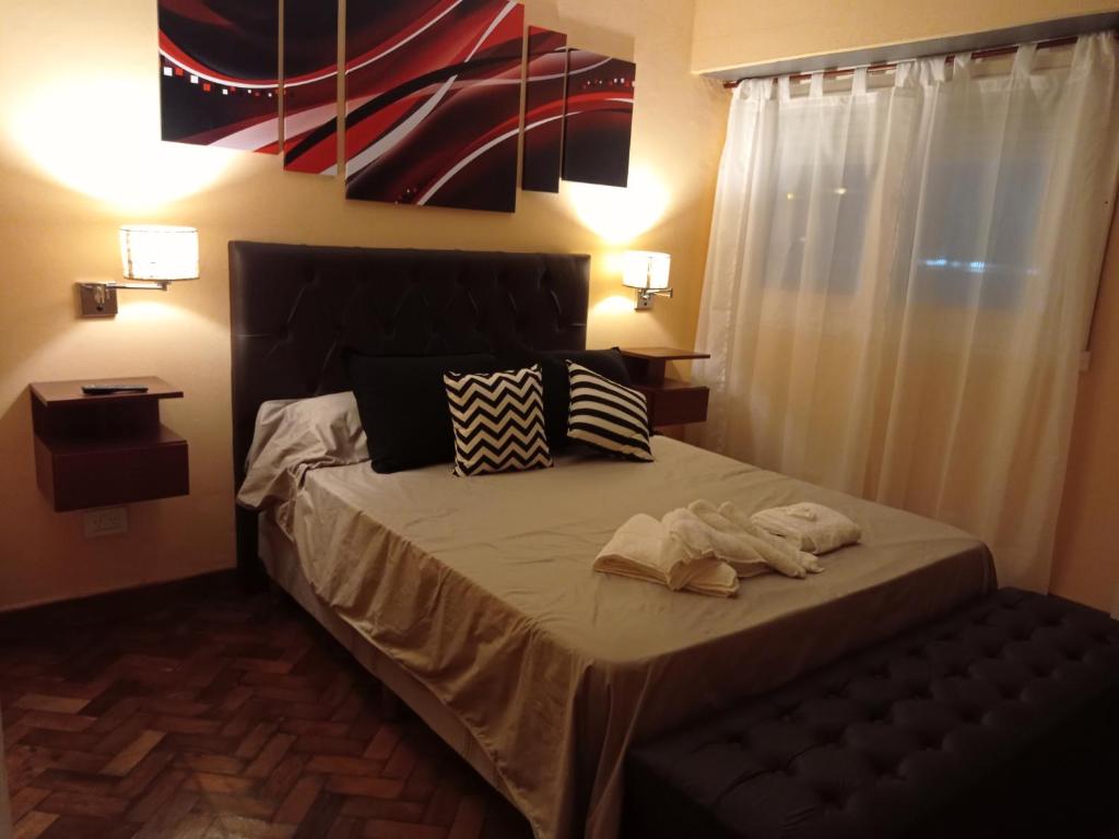 ein Schlafzimmer mit einem Bett mit zwei Handtüchern darauf in der Unterkunft Terraza La Falda in La Falda