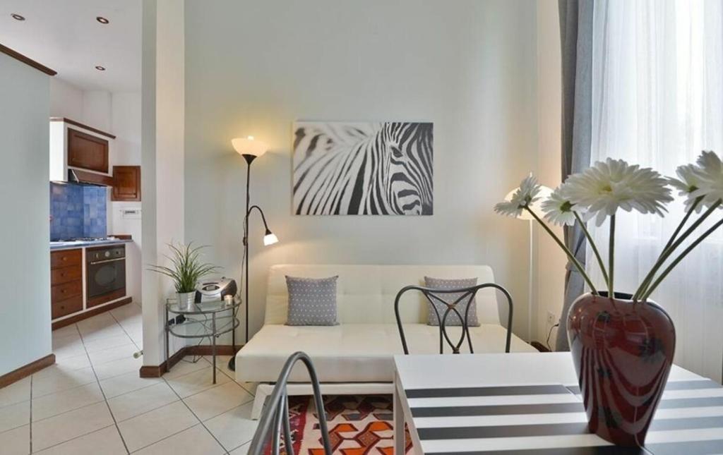 un soggiorno con tavolo e un dipinto di zebra sul muro di Argelati a Milano