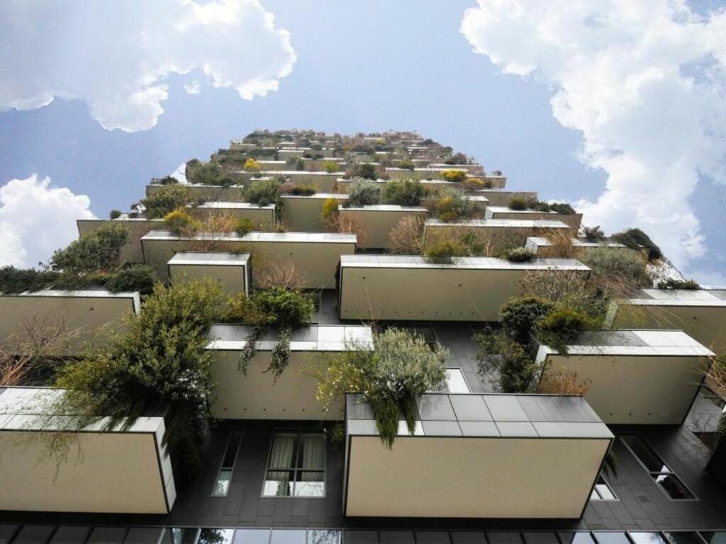 un edificio con piante sopra di Castillia, Bosco Verticale Apartment a Milano