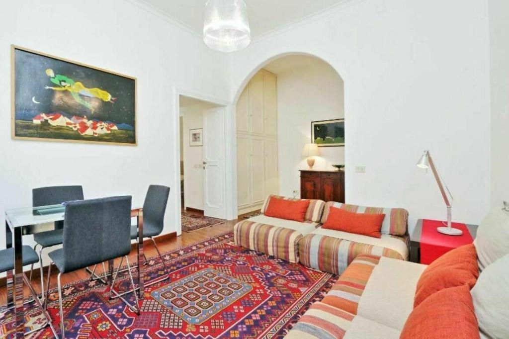 sala de estar con sofá y mesa en Tirso en Roma