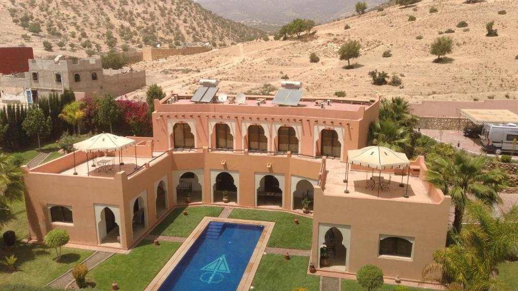 una vista aérea de una casa con piscina en Riad Asmaa Agadir en Agadir