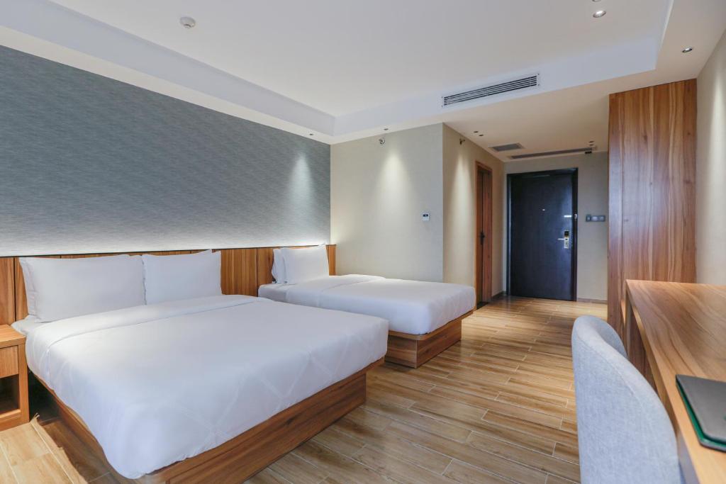 Postel nebo postele na pokoji v ubytování Hotel Casiana & Events Center Tagaytay Managed by HII
