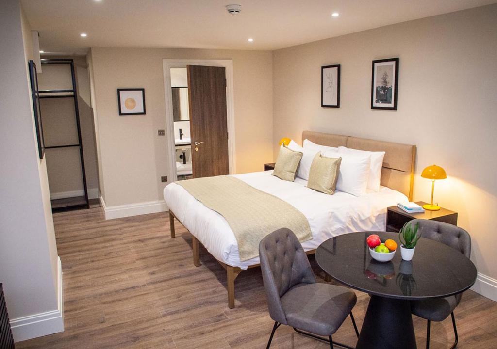 Postel nebo postele na pokoji v ubytování The Gresham Aparthotel