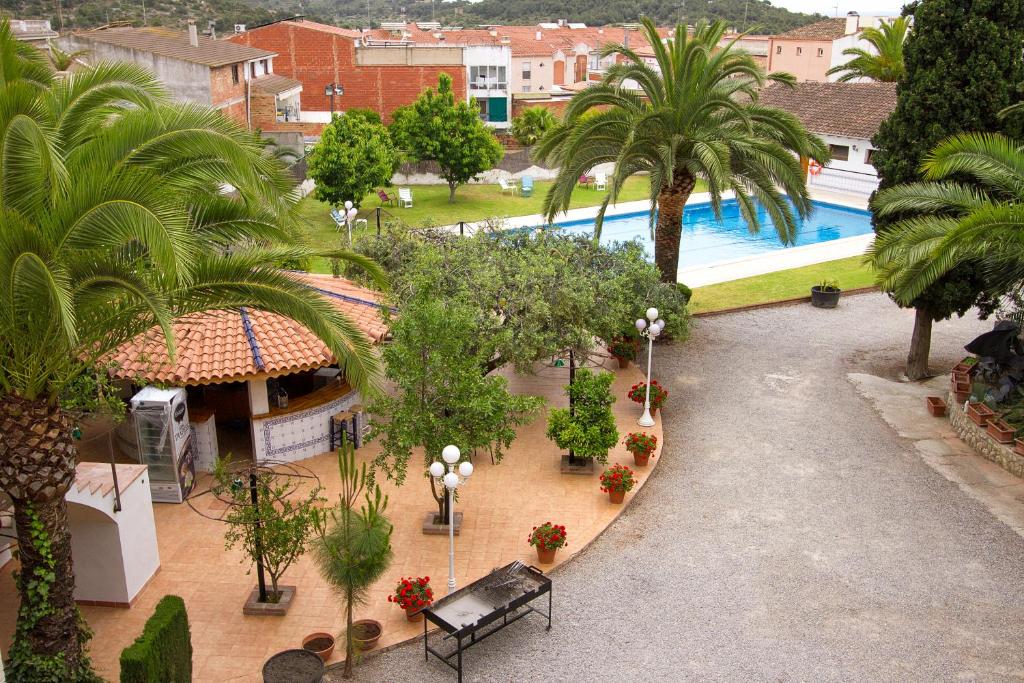 an overhead view of a courtyard with a swimming pool at Hotel Antiga in Calafell