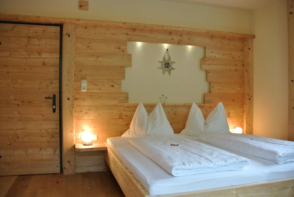 Postel nebo postele na pokoji v ubytování Pension und Apartment Edelweiß