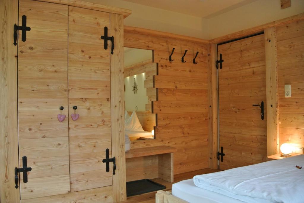 Postel nebo postele na pokoji v ubytování Pension und Apartment Edelweiß