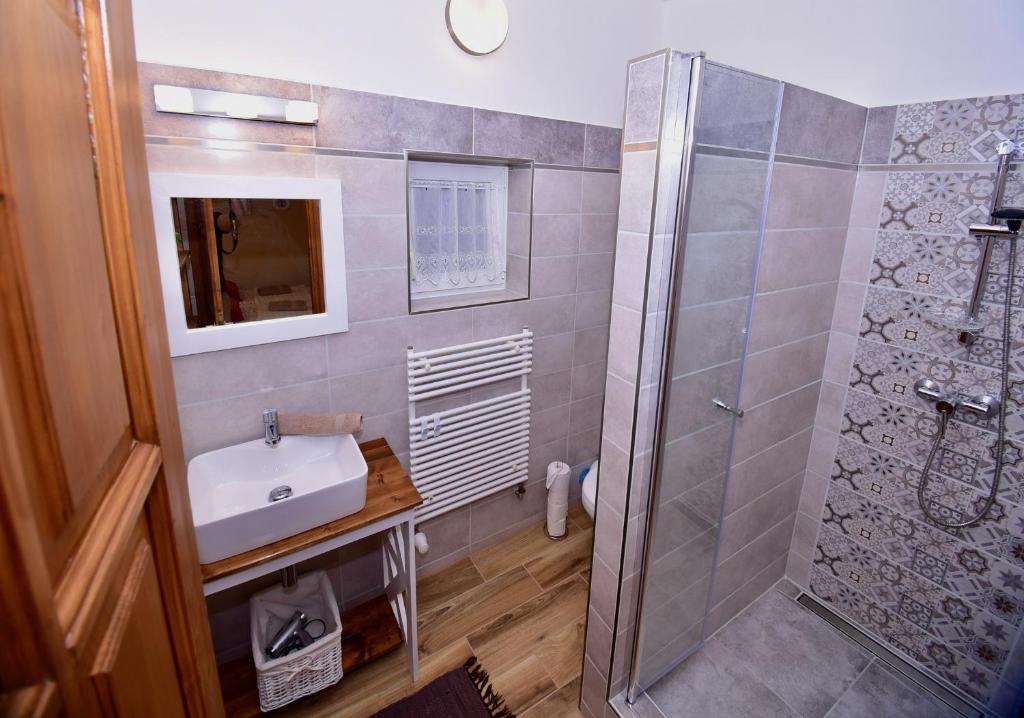 Łazienka w obiekcie Naposdombi Apartmanok