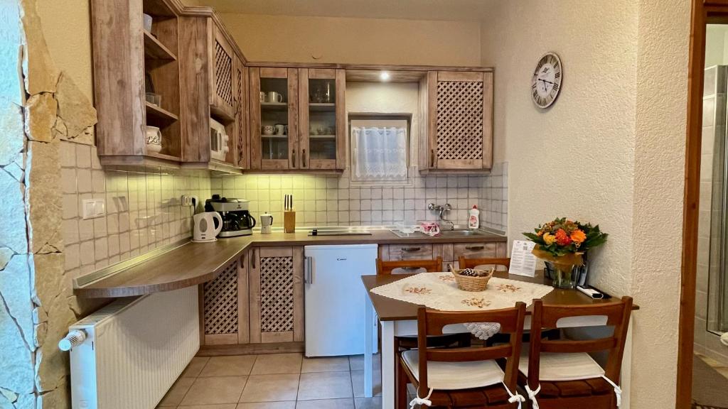 Kuchnia lub aneks kuchenny w obiekcie Naposdombi Apartmanok