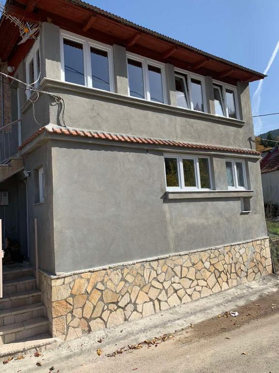 Budova, kde se chata nachází