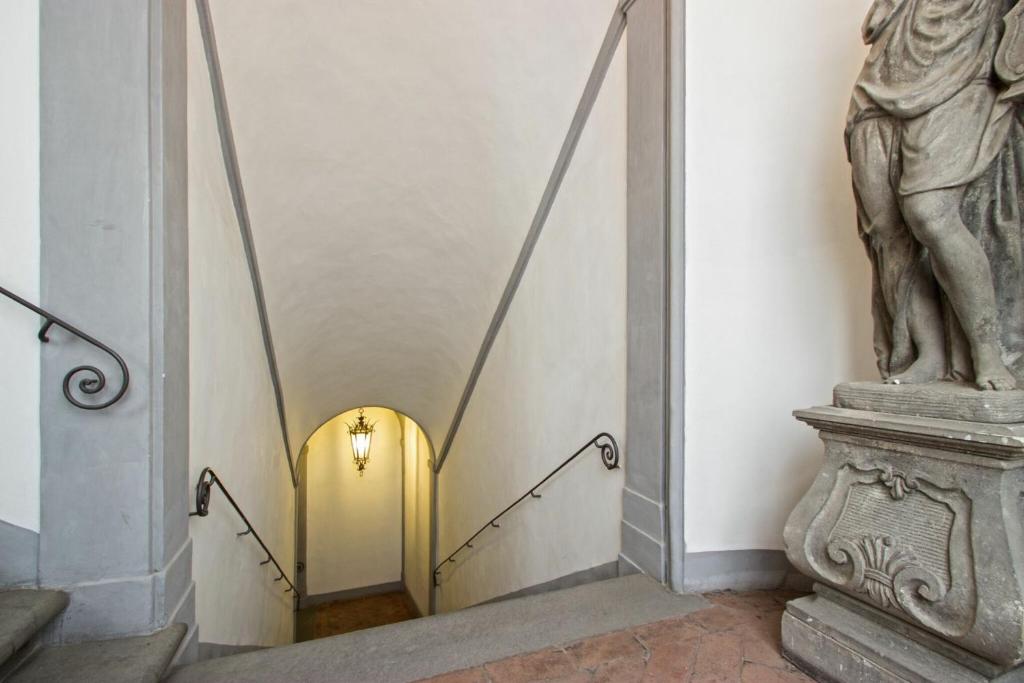 een trap met een standbeeld in een gebouw bij Palazzo Terme in Florence