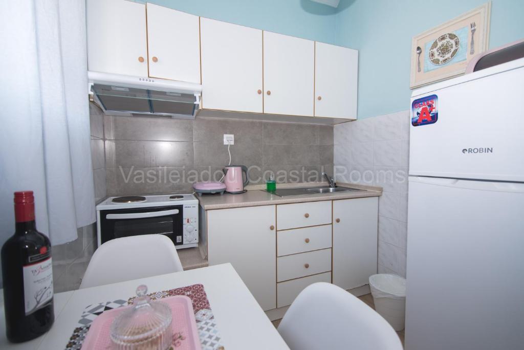 Kuchyňa alebo kuchynka v ubytovaní Vasileiadou Coastal Rooms