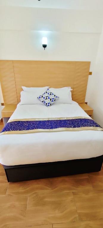 Postel nebo postele na pokoji v ubytování Hays Suites Hotel