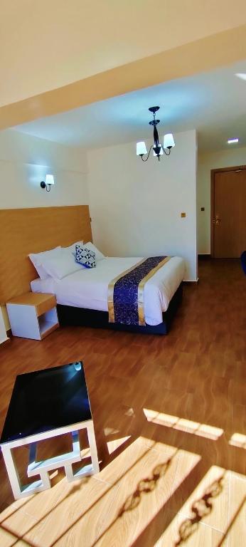 Postel nebo postele na pokoji v ubytování Hays Suites Hotel