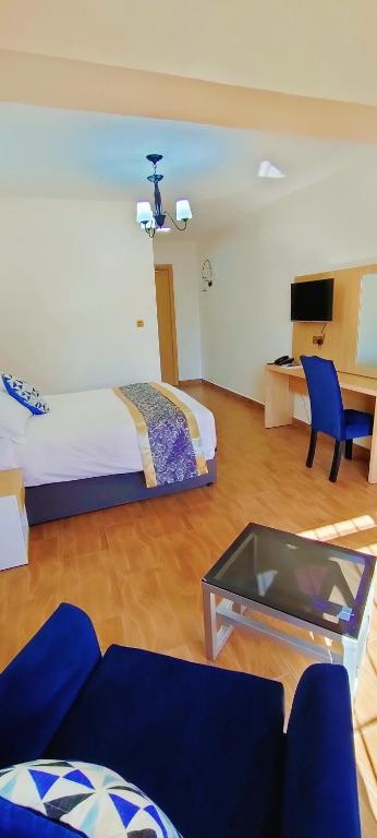TV a/nebo společenská místnost v ubytování Hays Suites Hotel