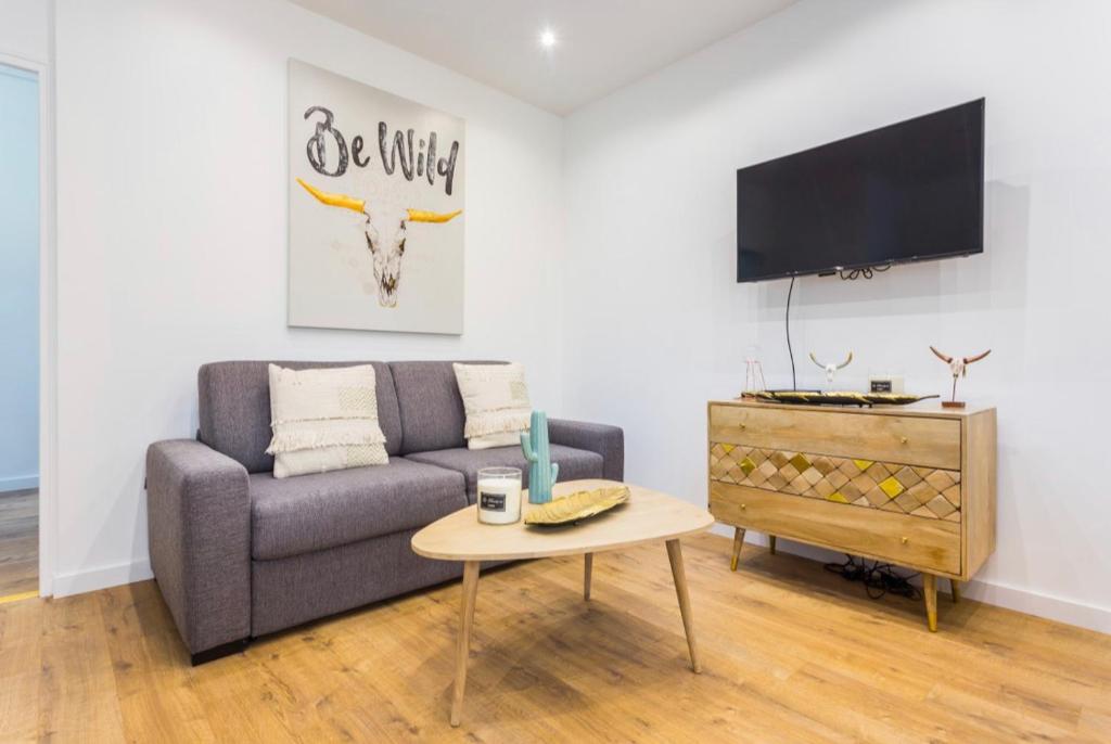 un salon avec un canapé et une table basse dans l'établissement Comfortable apartment - 1BR-4P - Close to Bastille, à Paris