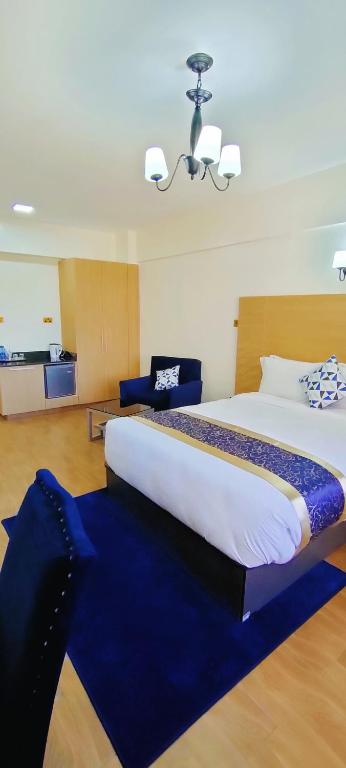 Postel nebo postele na pokoji v ubytování Hays Suites Hotel