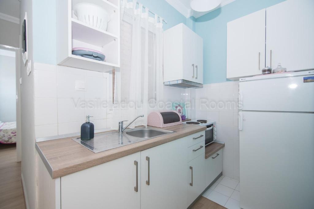 Kuchyňa alebo kuchynka v ubytovaní Vasileiadou Coastal Rooms