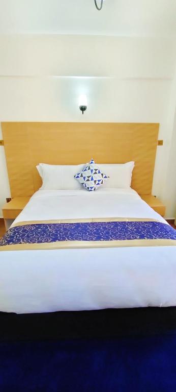 Postel nebo postele na pokoji v ubytování Hays Suites Hotel