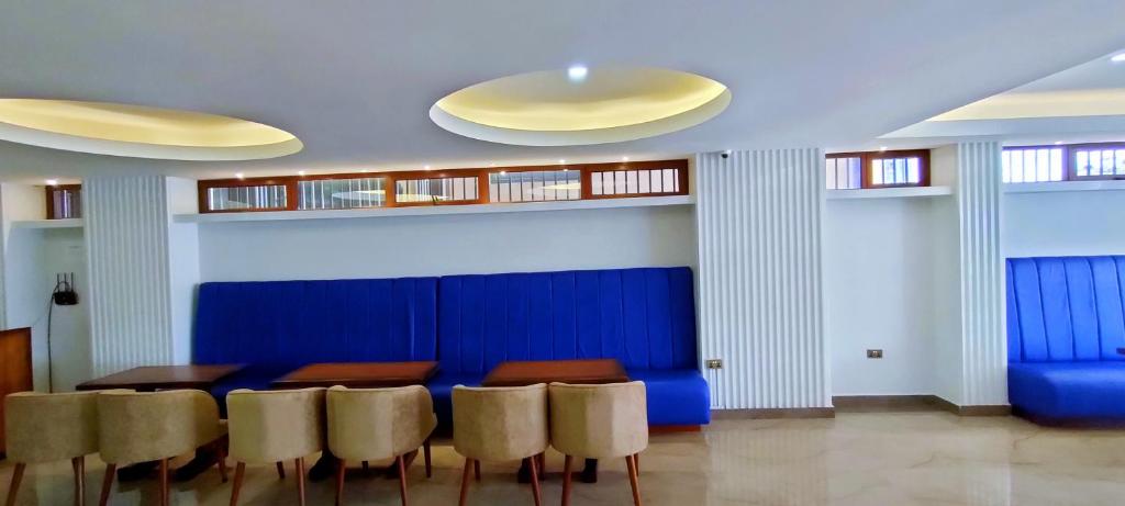 Posezení v ubytování Hays Suites Hotel