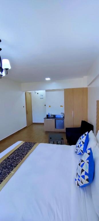 Postel nebo postele na pokoji v ubytování Hays Suites Hotel