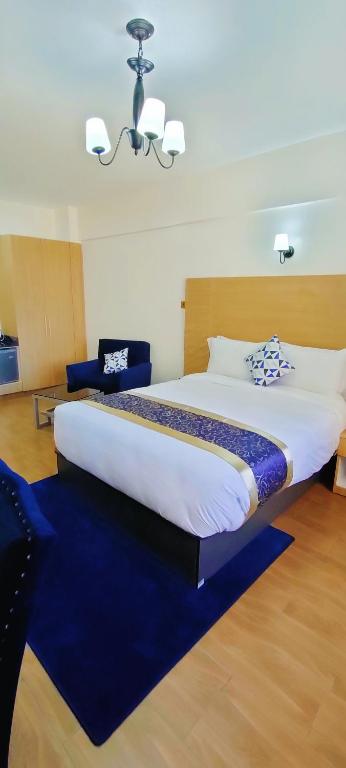 Postel nebo postele na pokoji v ubytování Hays Suites Hotel
