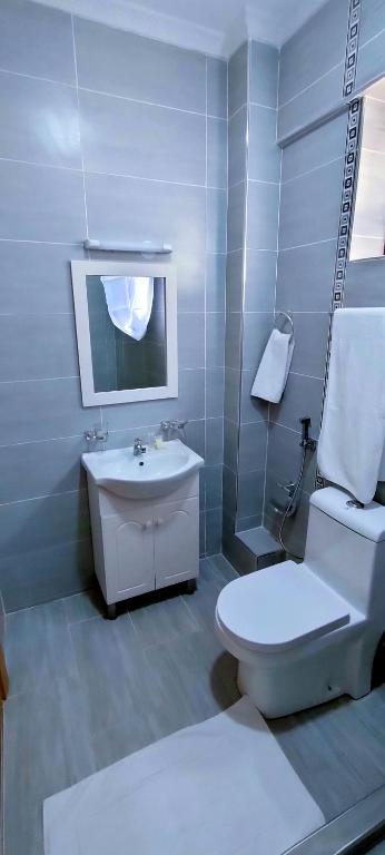 Koupelna v ubytování Hays Suites Hotel